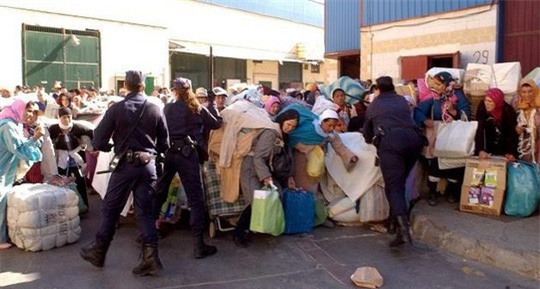 Giẫm đạp lấy hàng từ thiện, hàng chục người thương vong - Ảnh 2.