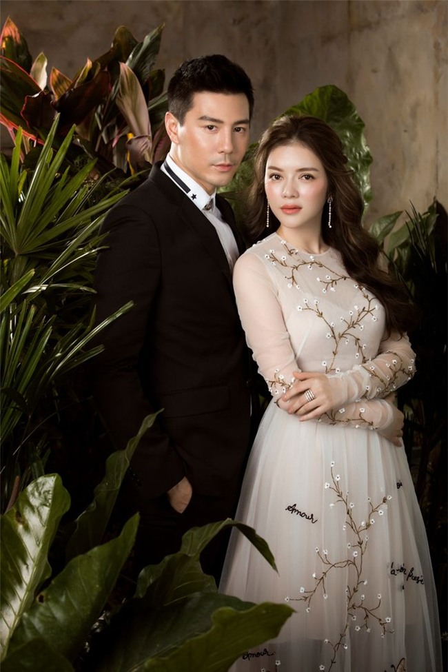 Trong các bức ảnh, Dome luôn thể hiện sự ga lăng, biết cách tôn vinh người phụ nữ bên cạnh. Còn Lý Nhã Kỳ
có một chút bí ẩn khiến nửa kia tò mò, một chút riêng tư, quý phái để tăng thêm gia vị cho những bức ảnh. - Tin sao Viet - Tin tuc sao Viet - Scandal sao Viet - Tin tuc cua Sao - Tin cua Sao