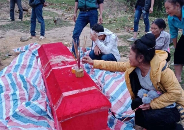 con trai dau don khi tim thay thi the me dang mang bau bi lu cuon cach day 1 thang - 1