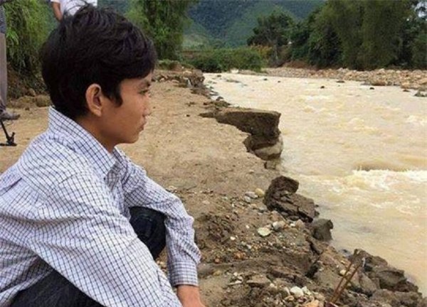 con trai dau don khi tim thay thi the me dang mang bau bi lu cuon cach day 1 thang - 2