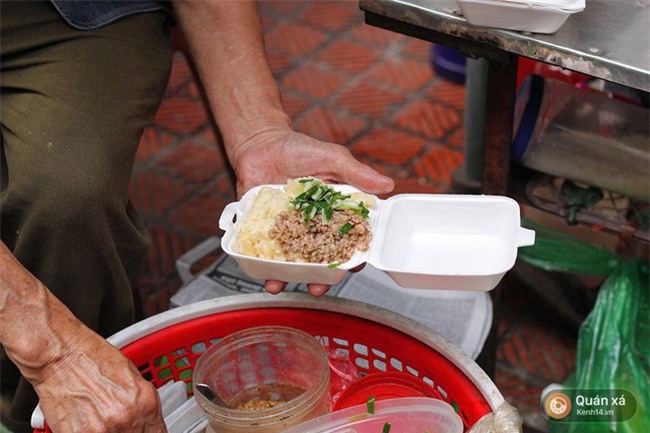 Một món xôi chỉ đến mùa đông mới có và một hàng xôi chỉ bán 3 tiếng mỗi ngày là hết - Ảnh 9.