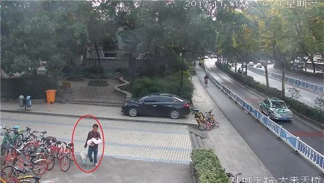 Mới chào đời 1 ngày, bé sơ sinh bị bố vứt bên đường vì “lại là con gái” - Ảnh 1.