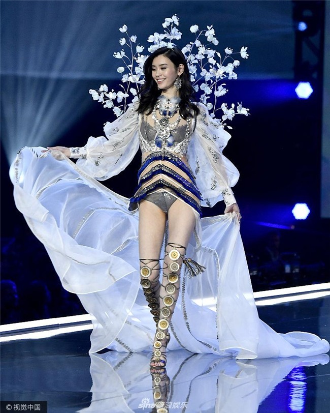 Cú vồ ếch lịch sử của show nội y Victorias Secret: Siêu mẫu xứ Trung ngã sấp mặt-1