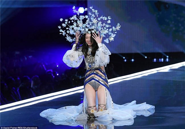 Cú vồ ếch lịch sử của show nội y Victorias Secret: Siêu mẫu xứ Trung ngã sấp mặt-2