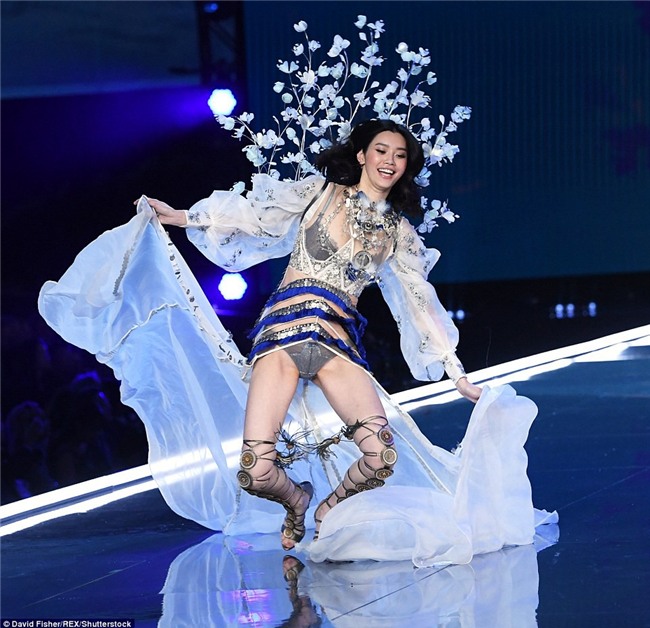 Cú vồ ếch lịch sử của show nội y Victorias Secret: Siêu mẫu xứ Trung ngã sấp mặt-3