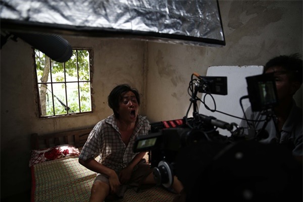 Ông bố nông dân Lương Mạnh Hải la hét hoảng loạn khi bị cua kẹp-8