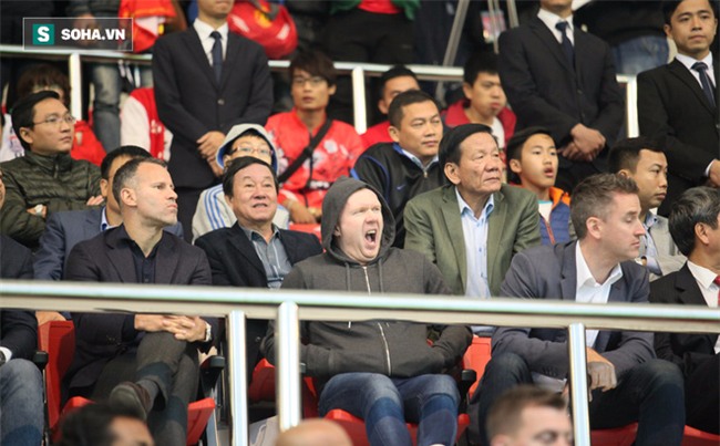 Ngày dài ở Việt Nam và hành động hài hước, đáng yêu của Ryan Giggs, Scholes