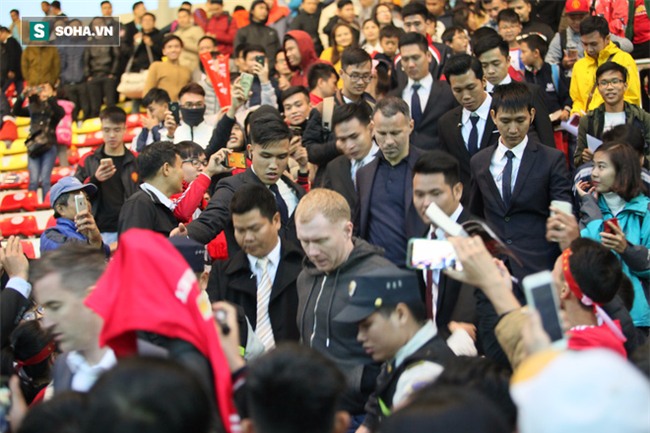 Ngày dài ở Việt Nam và hành động hài hước, đáng yêu của Ryan Giggs, Scholes - Ảnh 19.