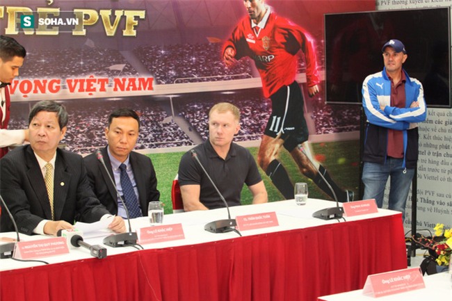 Ngày dài ở Việt Nam và hành động hài hước, đáng yêu của Ryan Giggs, Scholes - Ảnh 2.