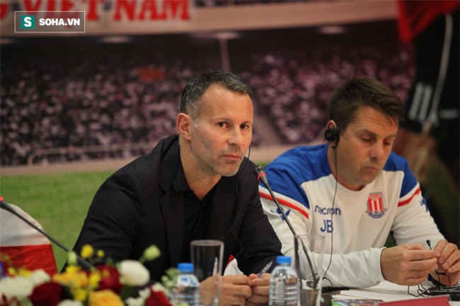 Ngày dài ở Việt Nam và hành động hài hước, đáng yêu của Ryan Giggs, Scholes - Ảnh 20.