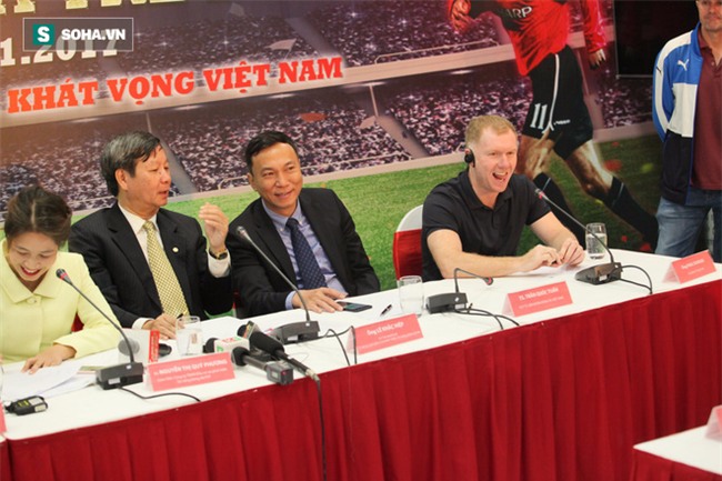 Ngày dài ở Việt Nam và hành động hài hước, đáng yêu của Ryan Giggs, Scholes - Ảnh 4.