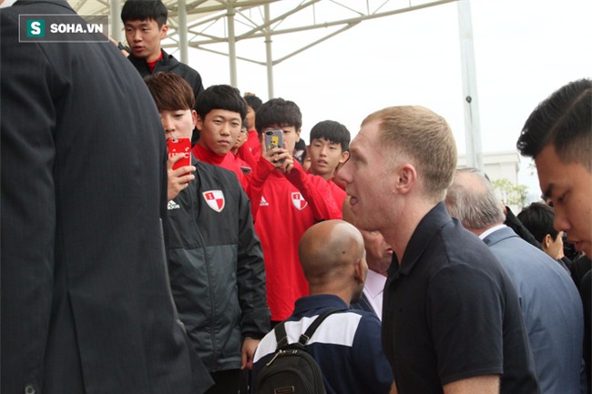 Ngày dài ở Việt Nam và hành động hài hước, đáng yêu của Ryan Giggs, Scholes - Ảnh 5.