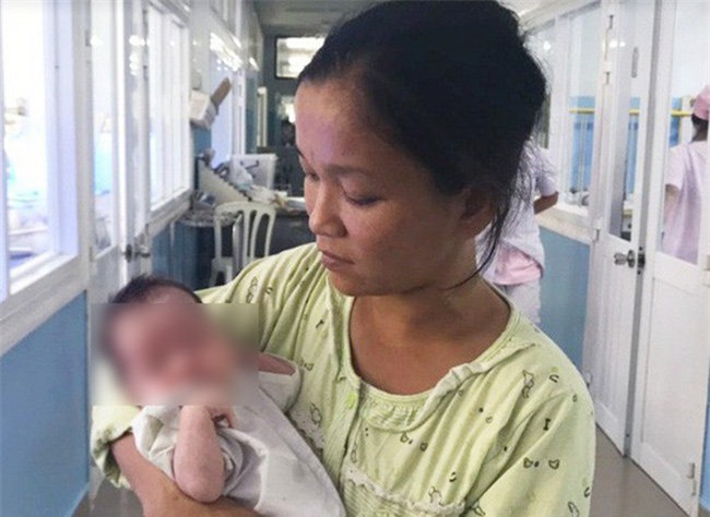 dua 2 con di kham roi de roi be thu ba, nguoi me bo tron bat ngo quay lai vien - 1