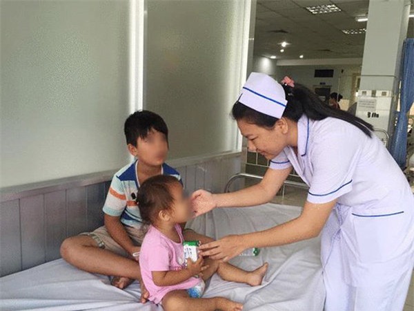 dua 2 con di kham roi de roi be thu ba, nguoi me bo tron bat ngo quay lai vien - 2