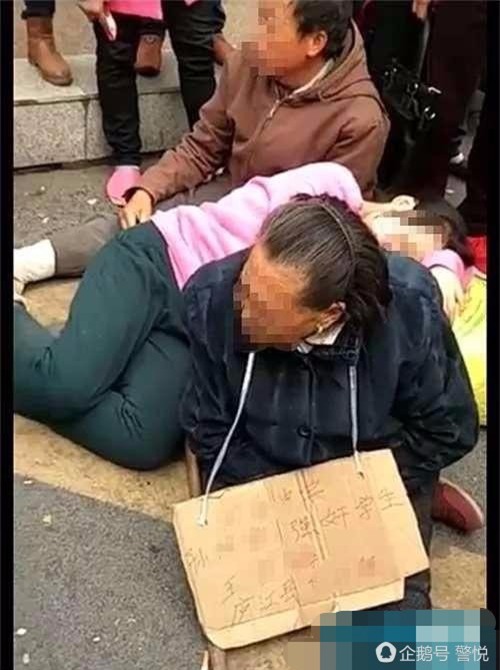 Đôi vợ chồng tàn tật ngồi giữa đường tố thầy giáo xâm hại con gái 14 tuổi gây tranh cãi - Ảnh 1.