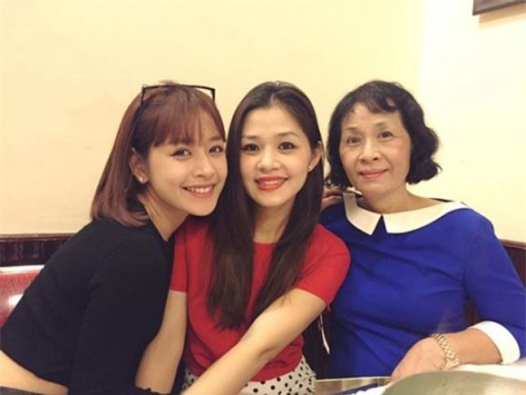 Mẹ và chị gái Chi Pu luôn ủng hộ cô trong tất cả các hoạt động nghệ thuật. - Tin sao Viet - Tin tuc sao Viet - Scandal sao Viet - Tin tuc cua Sao - Tin cua Sao