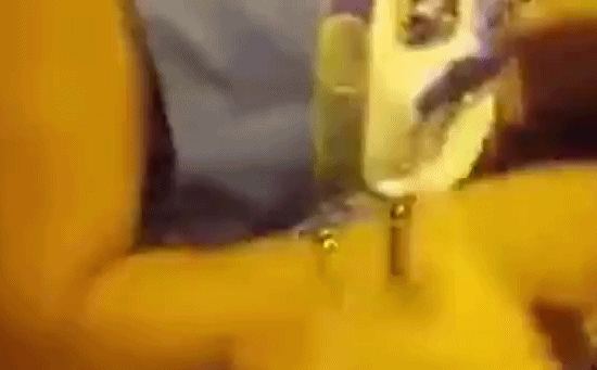 Clip: Bị bắt tại trận, nữ đạo chích buộc phải lôi ra 12 chiếc điện trong... cạp quần