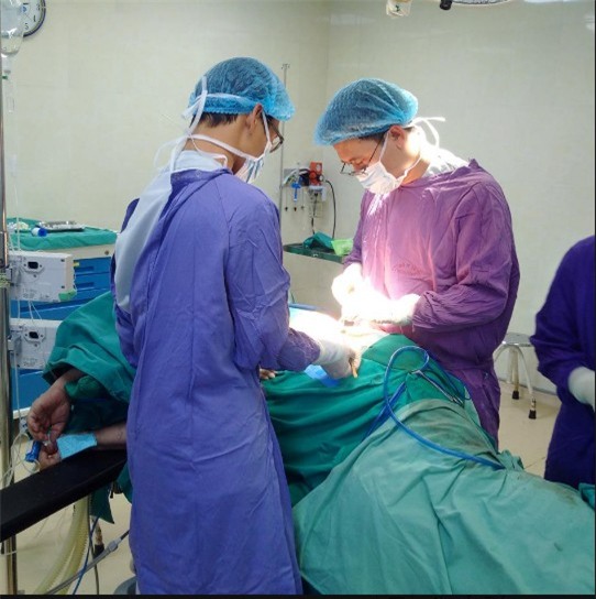 Cô gái bị đạn lạc bắn thủng bụng ngay trên đường ở Hà Nội - Ảnh 2.