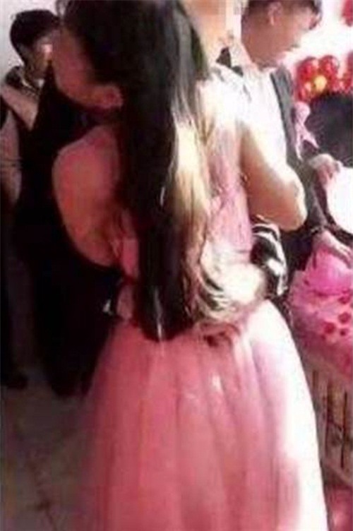 Chú rể ôm phù dâu xinh đẹp khiến cô dâu đòi hủy hôn trong đám cưới-3