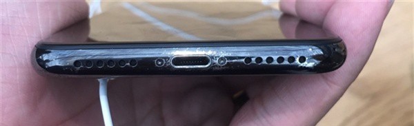 iPhone X mới dùng vài tuần đã bong tróc nham nhở, không chỉ một mà rất nhiều người gặp phải - Ảnh 2.