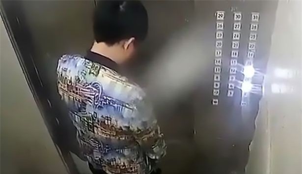 Vô tư tiểu bậy trong thang máy, gã trai phát hoảng khi phải trả giá chỉ sau vài giây - Ảnh 1.