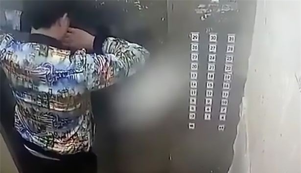 Vô tư tiểu bậy trong thang máy, gã trai phát hoảng khi phải trả giá chỉ sau vài giây - Ảnh 2.