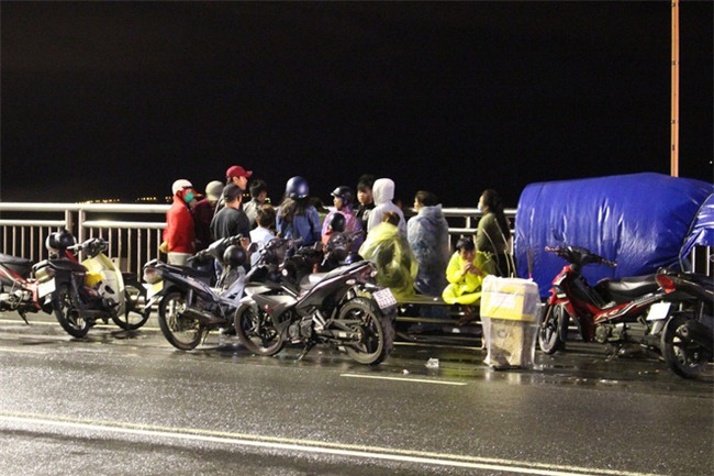 Đà Nẵng: Thất tình, 3 thanh niên rủ nhau nhảy cầu Thuận Phước tự tử, 2 người mất tích - Ảnh 2.