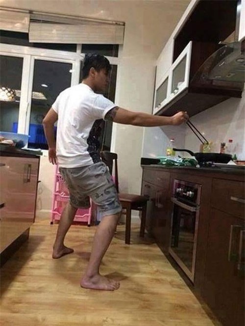 Chết cười với những cảnh khi đàn ông vào bếp: nào là giáp xanh giáp hồng, không mũ bảo hiểm cũng trùm bọc nylon - Ảnh 10.