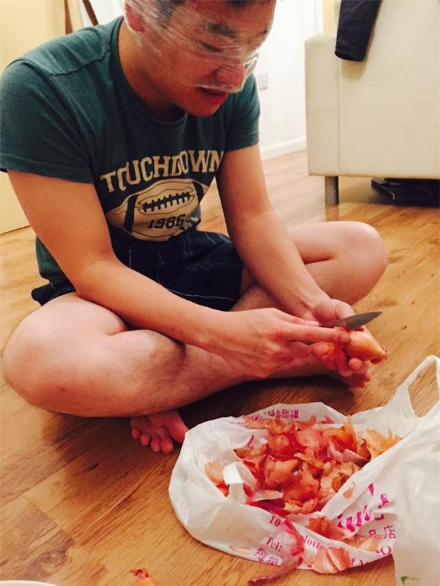 Chết cười với những cảnh khi đàn ông vào bếp: nào là giáp xanh giáp hồng, không mũ bảo hiểm cũng trùm bọc nylon - Ảnh 13.