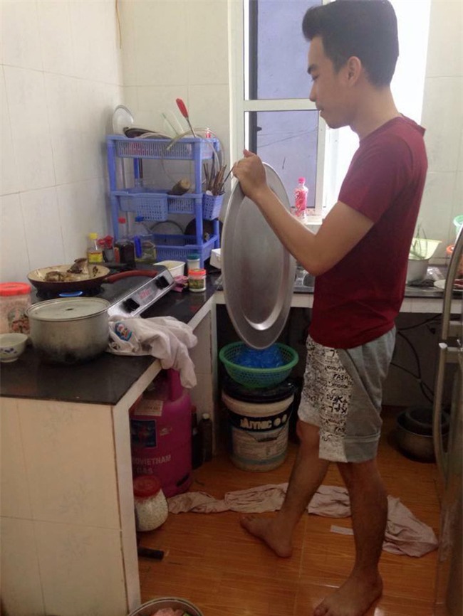 Chết cười với những cảnh khi đàn ông vào bếp: nào là giáp xanh giáp hồng, không mũ bảo hiểm cũng trùm bọc nylon - Ảnh 14.