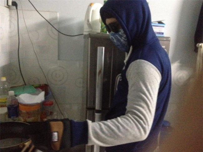 Chết cười với những cảnh khi đàn ông vào bếp: nào là giáp xanh giáp hồng, không mũ bảo hiểm cũng trùm bọc nylon - Ảnh 15.