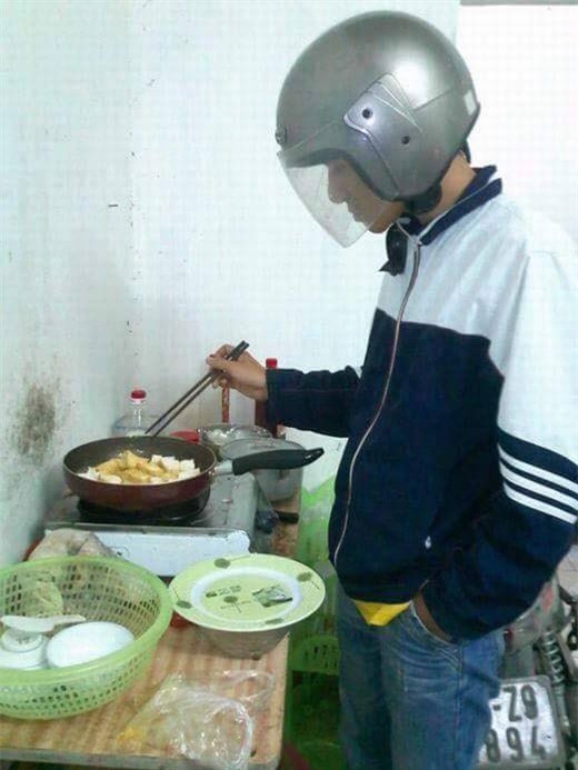 Chết cười với những cảnh khi đàn ông vào bếp: nào là giáp xanh giáp hồng, không mũ bảo hiểm cũng trùm bọc nylon - Ảnh 2.