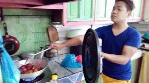 Chết cười với những cảnh khi đàn ông vào bếp: nào là giáp xanh giáp hồng, không mũ bảo hiểm cũng trùm bọc nylon - Ảnh 3.