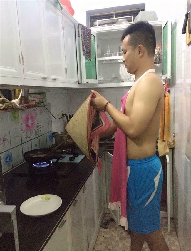 Chết cười với những cảnh khi đàn ông vào bếp: nào là giáp xanh giáp hồng, không mũ bảo hiểm cũng trùm bọc nylon - Ảnh 5.