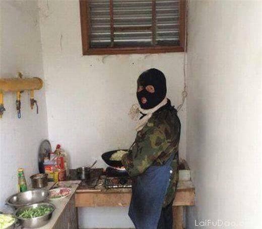 Chết cười với những cảnh khi đàn ông vào bếp: nào là giáp xanh giáp hồng, không mũ bảo hiểm cũng trùm bọc nylon - Ảnh 6.