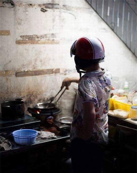 Chết cười với những cảnh khi đàn ông vào bếp: nào là giáp xanh giáp hồng, không mũ bảo hiểm cũng trùm bọc nylon - Ảnh 7.