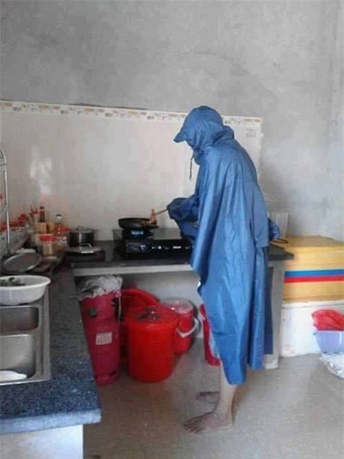 Chết cười với những cảnh khi đàn ông vào bếp: nào là giáp xanh giáp hồng, không mũ bảo hiểm cũng trùm bọc nylon - Ảnh 9.