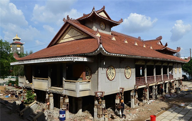 Thần đèn nâng cao 3 m giảng đường ngôi chùa 2.000 tấn ở Sài Gòn