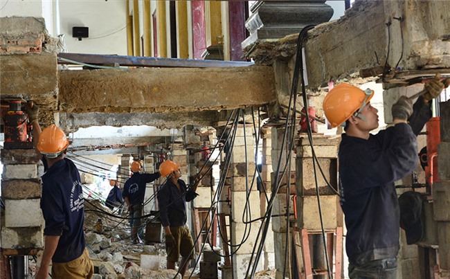 Thần đèn nâng cao 3 m giảng đường ngôi chùa 2.000 tấn ở Sài Gòn