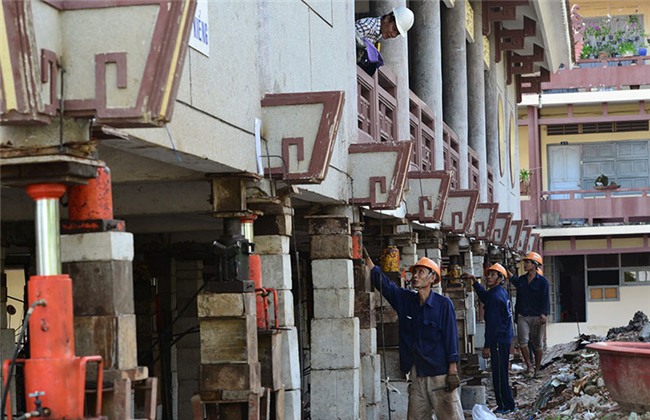 Thần đèn nâng cao 3 m giảng đường ngôi chùa 2.000 tấn ở Sài Gòn