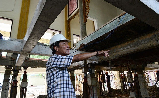 Thần đèn nâng cao 3 m giảng đường ngôi chùa 2.000 tấn ở Sài Gòn