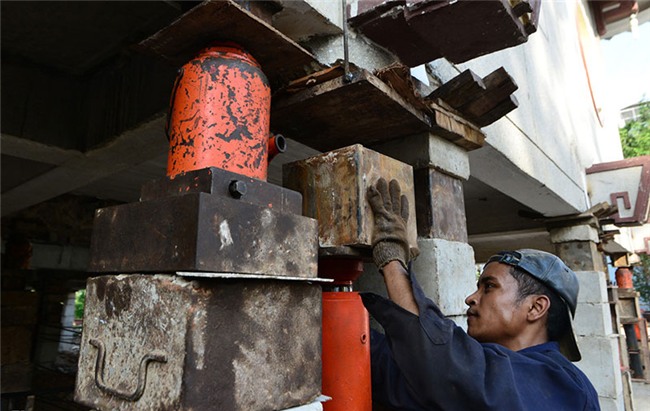 Thần đèn nâng cao 3 m giảng đường ngôi chùa 2.000 tấn ở Sài Gòn