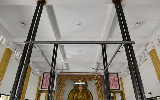 Thần đèn nâng cao 3 m giảng đường ngôi chùa 2.000 tấn ở Sài Gòn