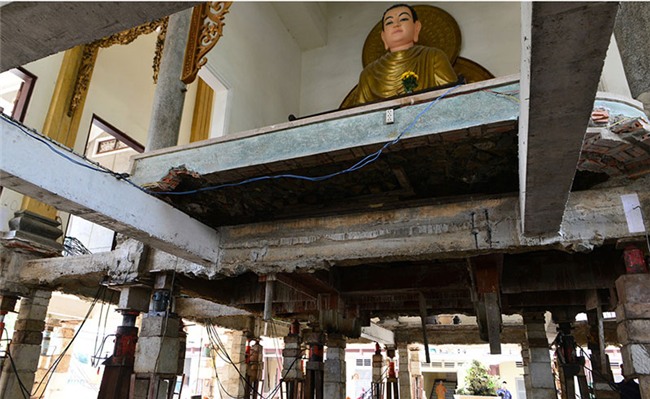 Thần đèn nâng cao 3 m giảng đường ngôi chùa 2.000 tấn ở Sài Gòn