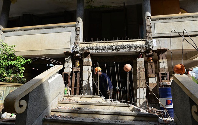 Thần đèn nâng cao 3 m giảng đường ngôi chùa 2.000 tấn ở Sài Gòn