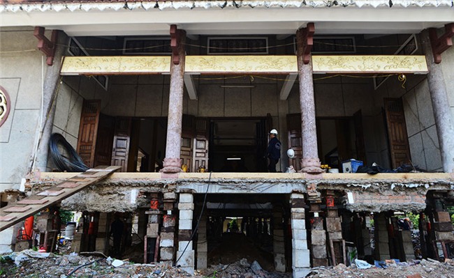 Thần đèn nâng cao 3 m giảng đường ngôi chùa 2.000 tấn ở Sài Gòn