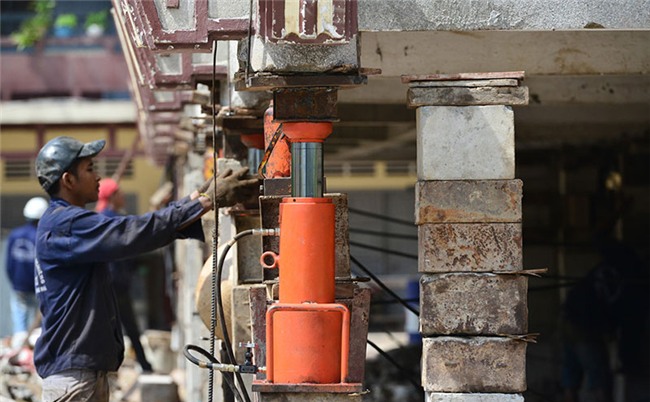 Thần đèn nâng cao 3 m giảng đường ngôi chùa 2.000 tấn ở Sài Gòn