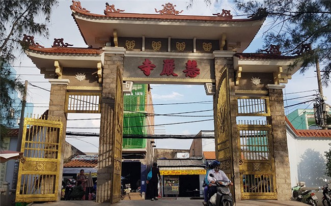 Thần đèn nâng cao 3 m giảng đường ngôi chùa 2.000 tấn ở Sài Gòn