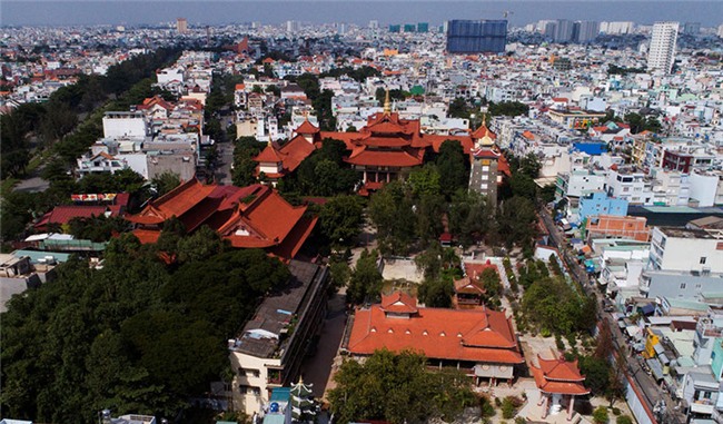 Thần đèn nâng cao 3 m giảng đường ngôi chùa 2.000 tấn ở Sài Gòn