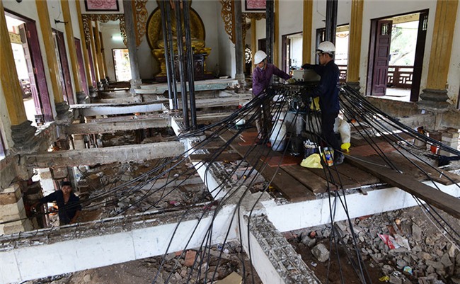 Thần đèn nâng cao 3 m giảng đường ngôi chùa 2.000 tấn ở Sài Gòn